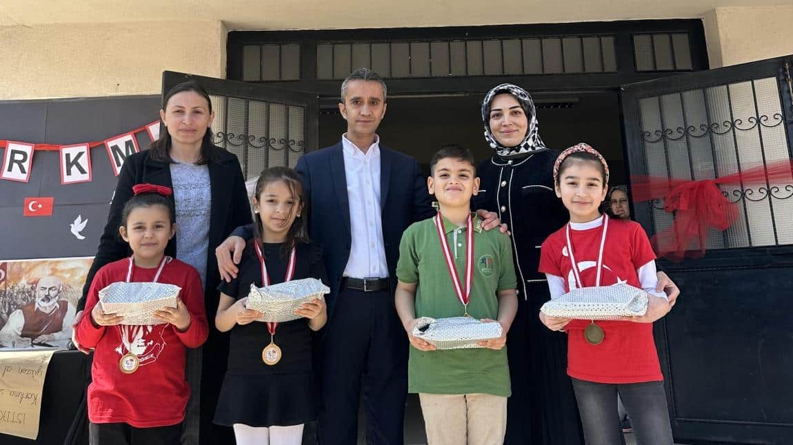 İstiklal Marşı'nı Okuma yarışmasında 1. olan Öğrencilerimize Madalyaları ve Hediyeleri verildi.